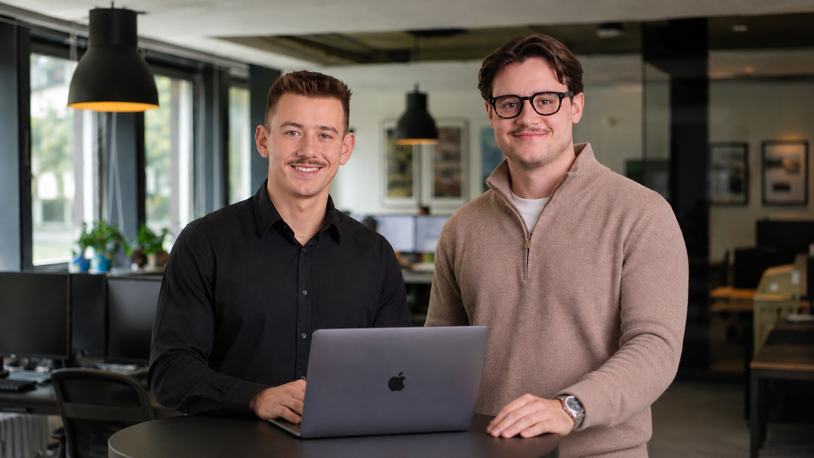 Manuel Laimbacher und Julian Banjavcic im Studio.
